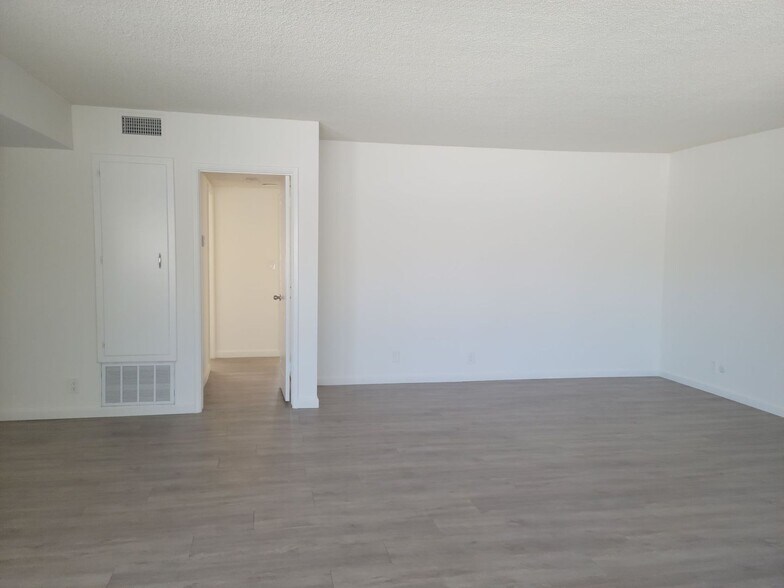 Building Photo - 623 S Grevillea Ave
