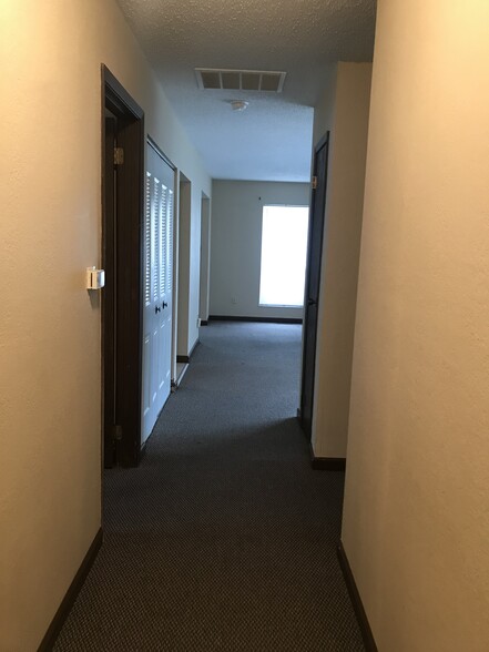 Hall w/d hookup - 8612 W Main St