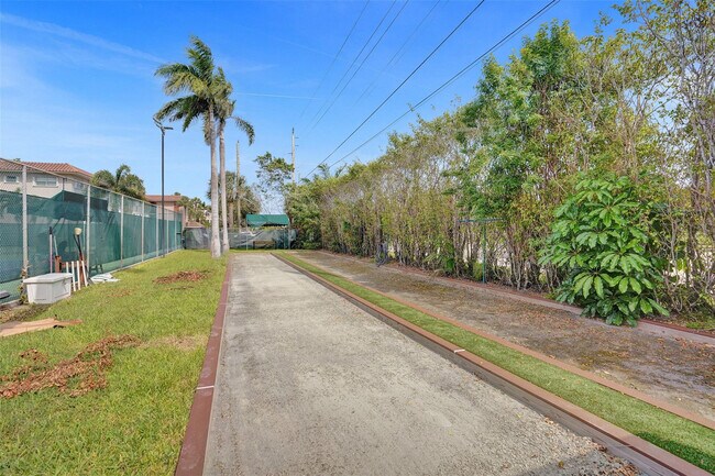 Building Photo - 13 Royal Palm Way