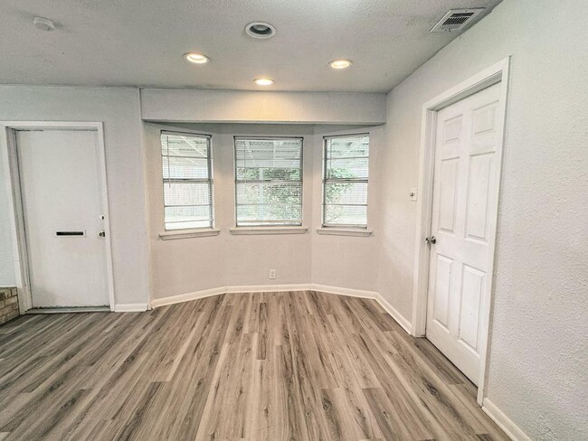 Building Photo - 102 Tanglewood Dr