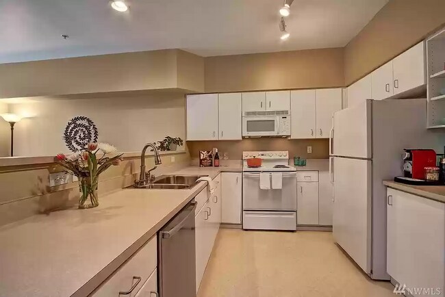 Building Photo - 8760 Greenwood Ave N