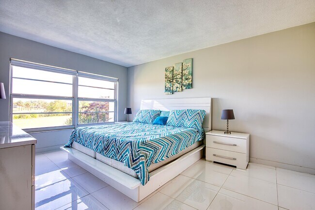 Building Photo - 2950 N Palm Aire Dr