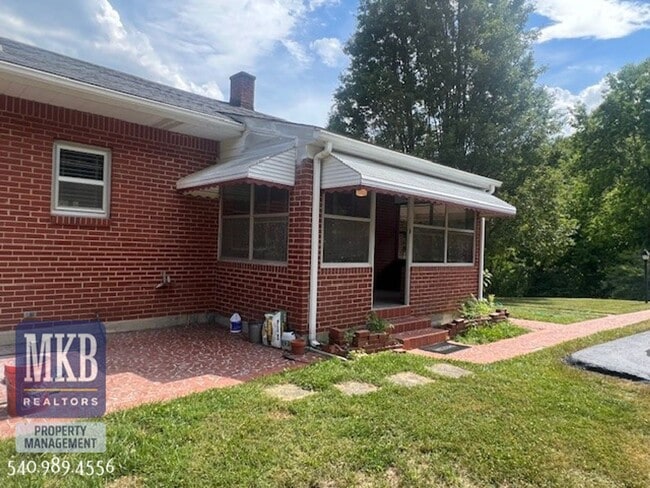 Building Photo - 2-Possibly 3 Bedroom completly remodeled h...