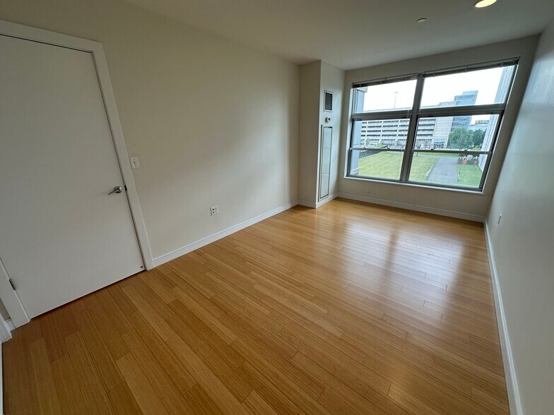 Building Photo - 587 Albany St