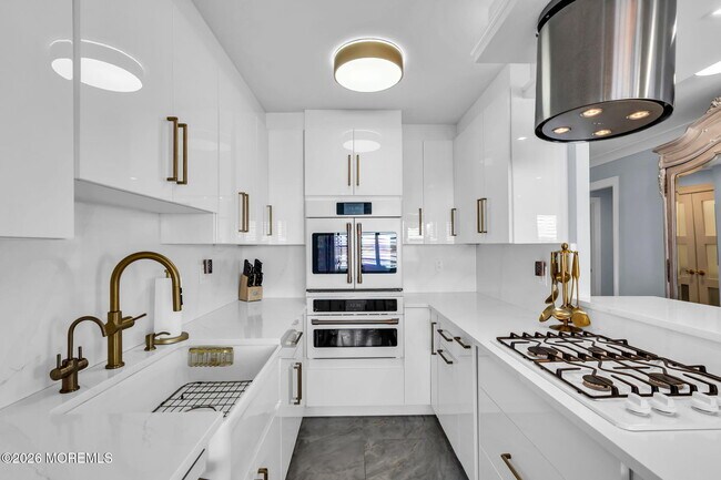 Building Photo - 28 Riverside Ave