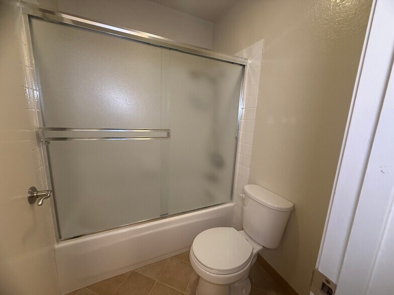 Main Shower / Toilet - 815 Sea Spray Ln