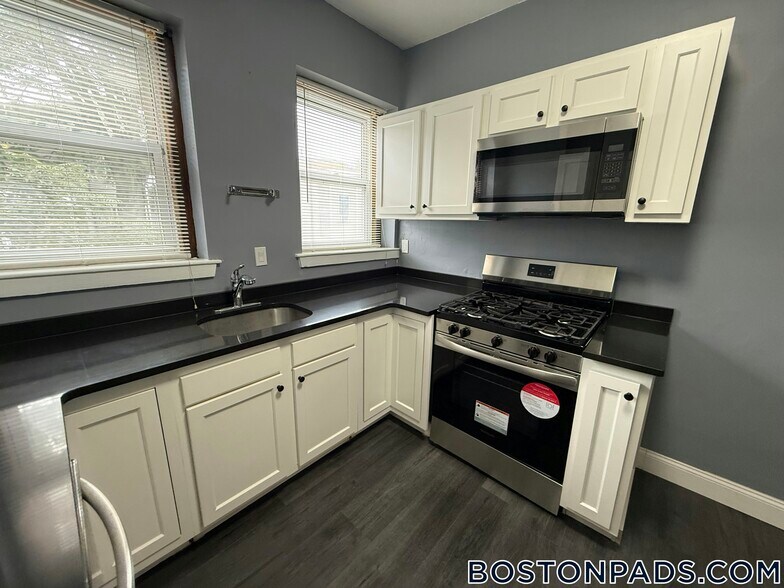 Building Photo - 4 Centre St