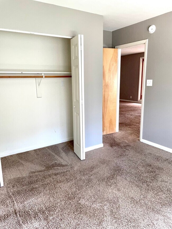 Building Photo - Spacious 4 bed/2 bath - walk to campus!