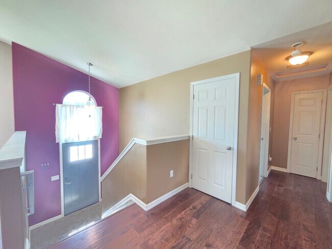 Building Photo - $2,800 - 3 Bed / 2 Bath Beautiful and Spacious Home with a Fully Fenced backyard