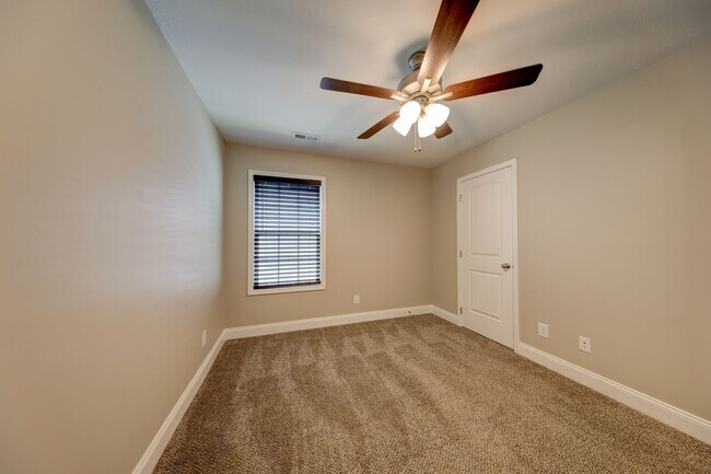 Building Photo - Sharp 3 bed 2 bath with Bonus room and nice fenced yard.