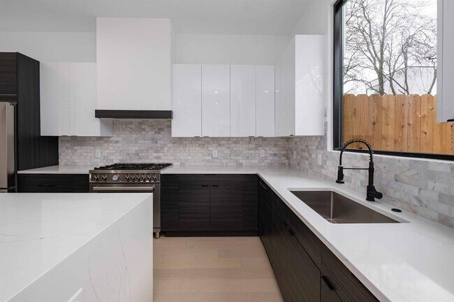 Building Photo - 1704 Kinney Ave