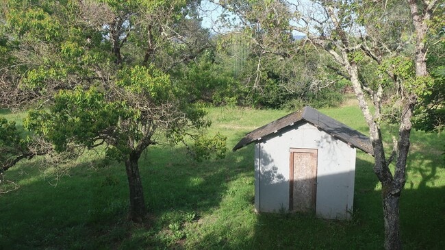 Building Photo - Beautiful Country Setting above garage Stu...