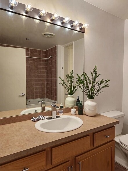 Building Photo - 1525 S Sangamon St