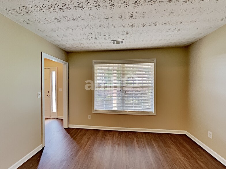 Building Photo - 1307 River Club Dr NE