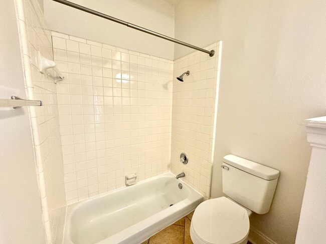 Building Photo - 2233 Victor St