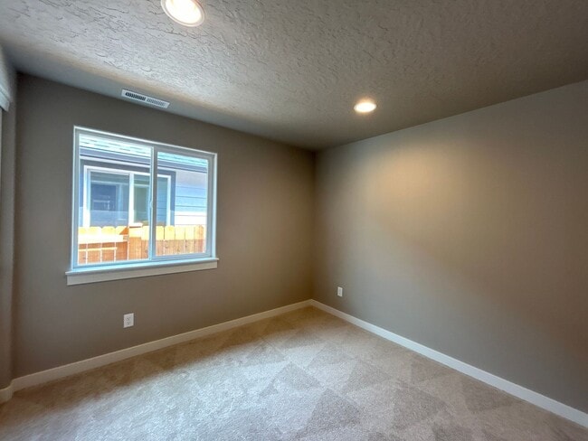 Building Photo - 3 Bedroom / 2 Bathroom Home in NW Redmond