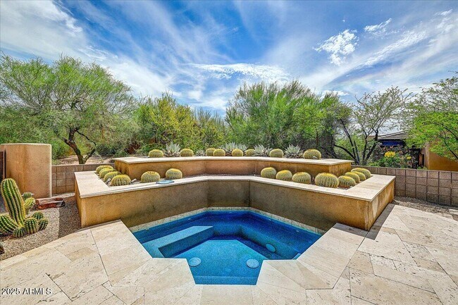 Building Photo - 10687 E Fernwood Ln