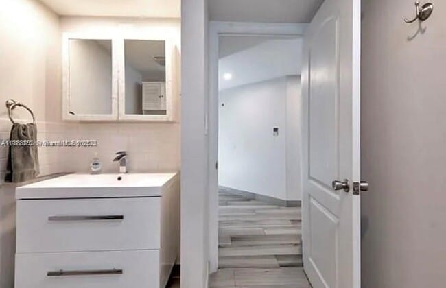 Building Photo - 1717 N Bayshore Dr