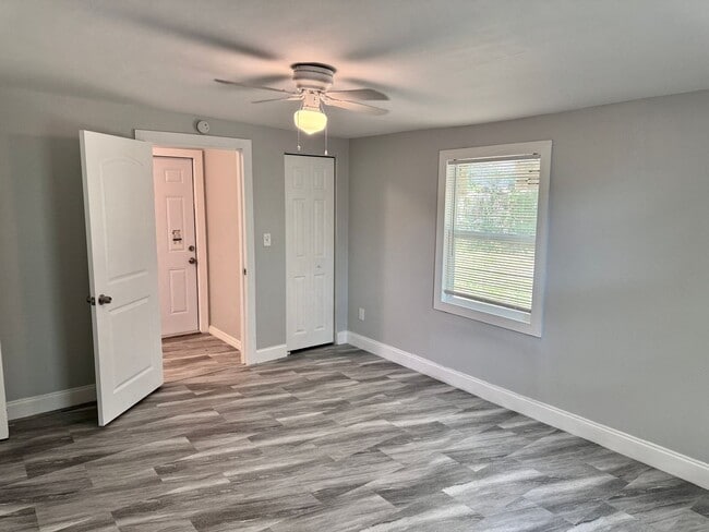 Building Photo - Large, 4 bedroom/1 bath home Located in be...