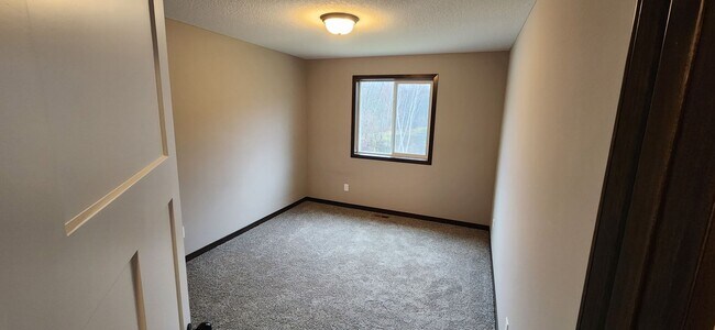 Building Photo - Great 3BR, 2BA St Francis Home Available 8/10!