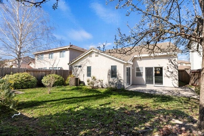 Building Photo - Gorgeous 3 Bedroom In Desired Natomas Park...