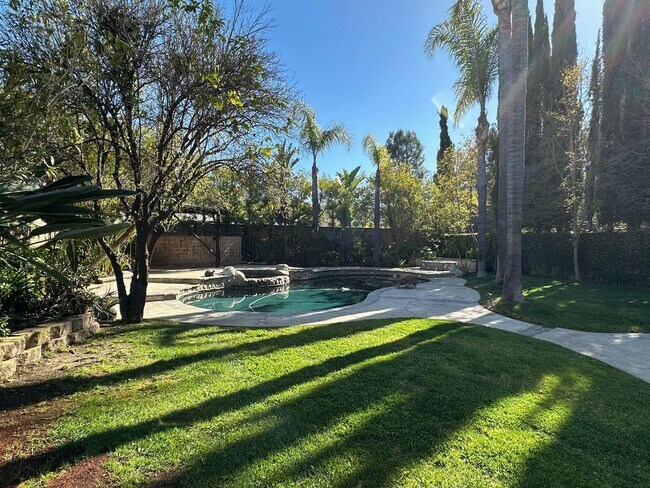 Building Photo - Stunning 4+3 pool home in Agoura Hills -Co...