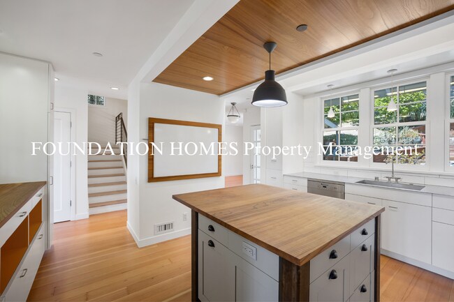 Building Photo - Stunning 4BD/2.5BA Boyle Park Home!  Solar...