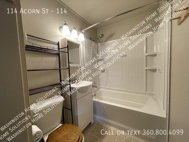 Building Photo - 114 Acorn St