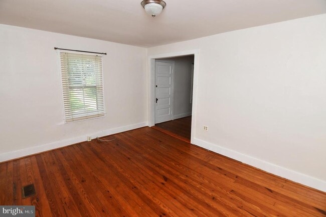 Building Photo - 105 E Pall Mall St