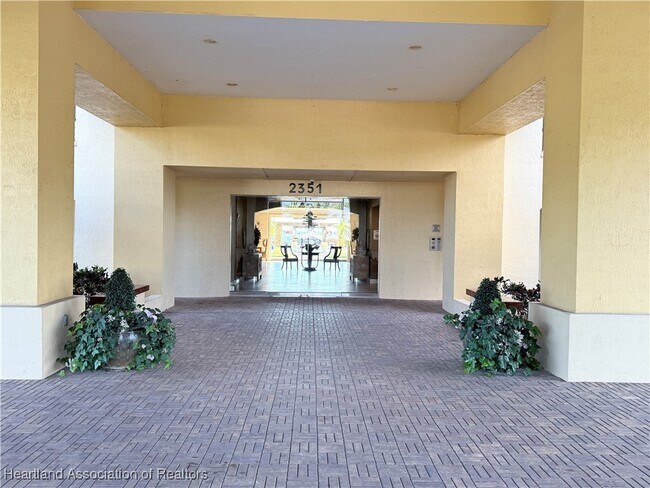 Building Photo - 2351 Lakeview Dr