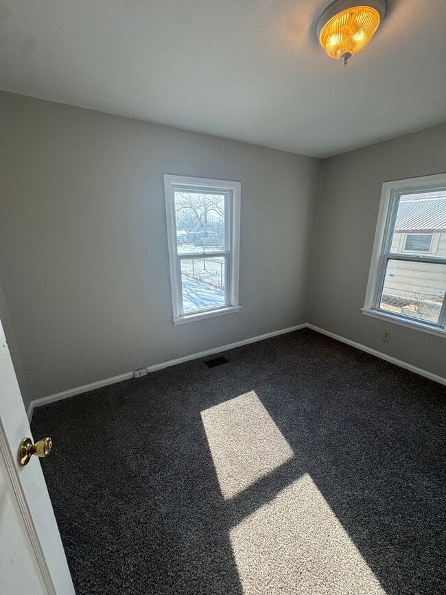 Building Photo - 2 bedroom 1 bath house with 1 car garage