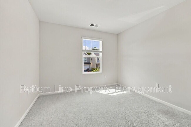 Building Photo - 5811 Woodlawn Dr