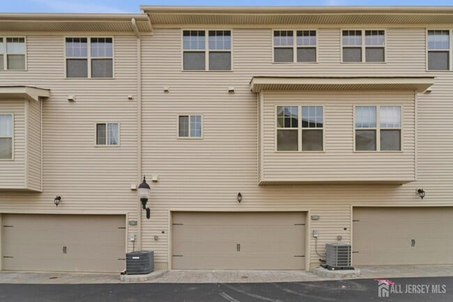 Building Photo - 704 Green Ln