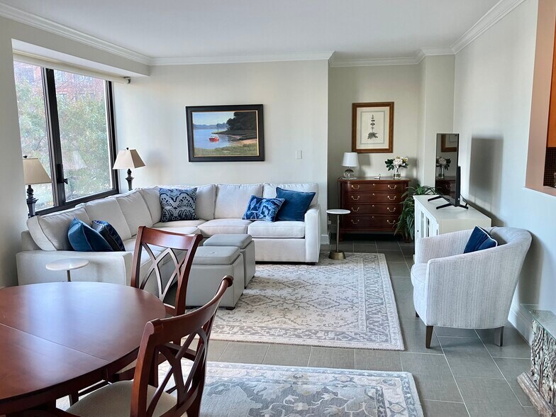 Primary Photo - 65 E India Row