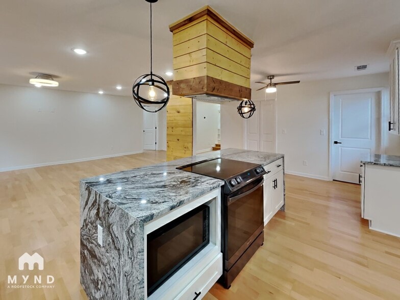 Building Photo - 2720 Hedgewood Dr NW