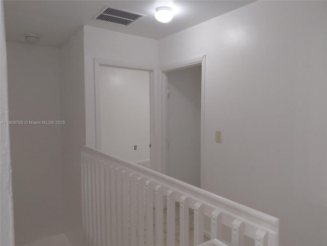 Building Photo - 13950 NE 2nd Ave