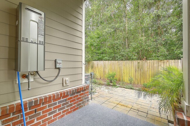 Building Photo - Spacious Mt. Pleasant Townhome!