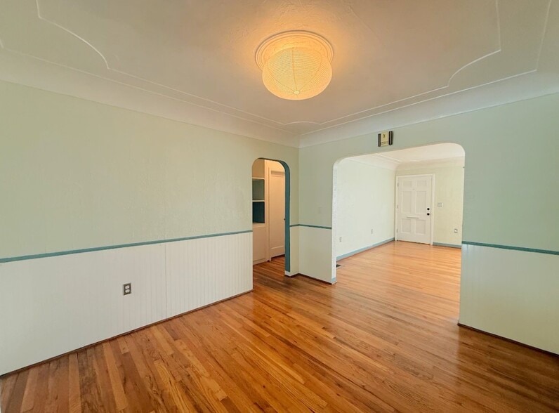 Building Photo - 3021 Oleander Ave
