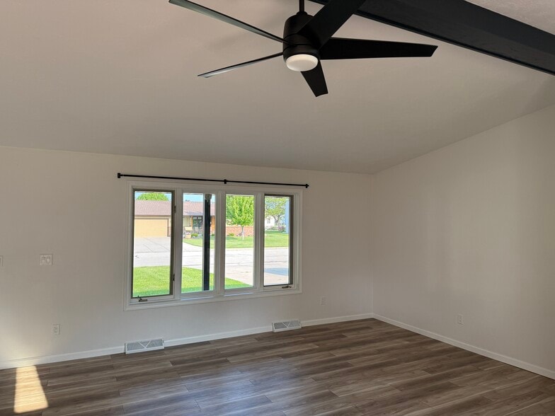 Living room - 2093 Tunis Rd