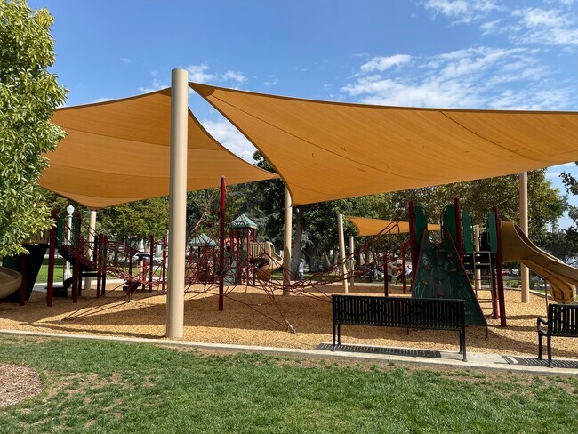 Building Photo - 1385 N Marengo Ave