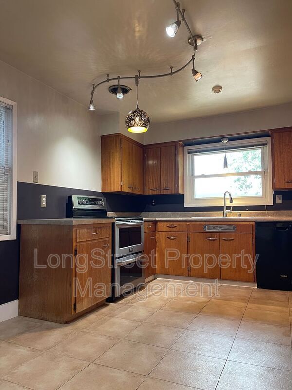 Building Photo - 1630 SW 15th Ave