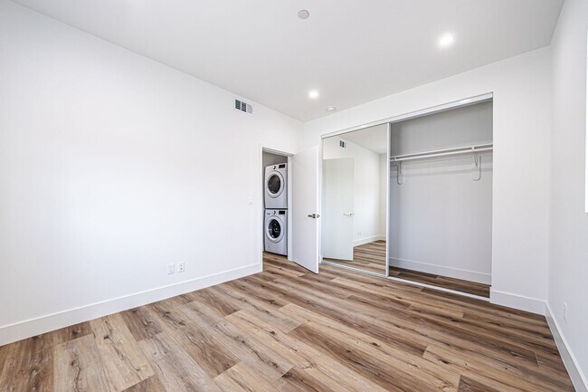 Building Photo - 4445 Auckland Ave