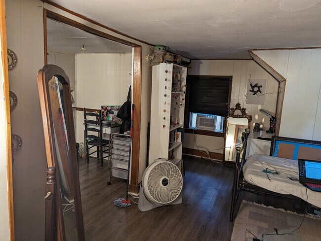 Building Photo - 301 E Eleanor St