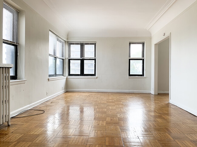 Building Photo - 8925 E Jefferson Ave