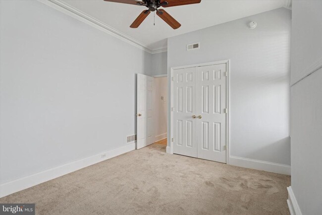 Building Photo - 448 Roxborough Ave