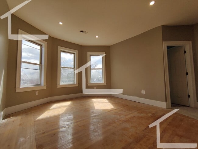 Building Photo - Huge 4 bed in Somerville