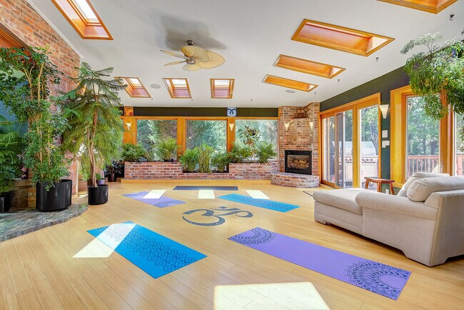 Building Photo - 8280 Queen St