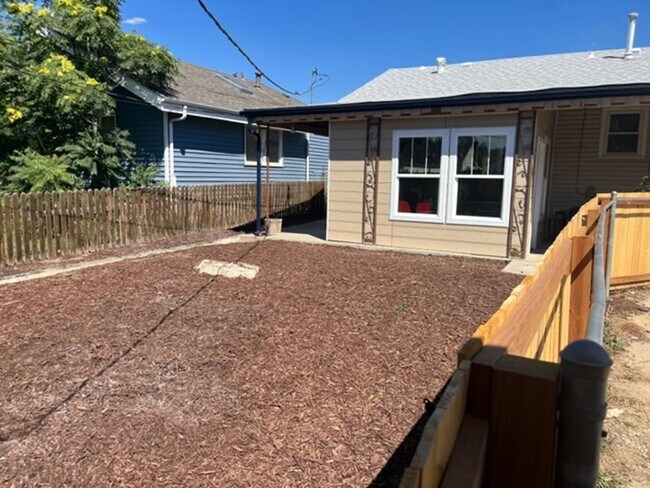 Building Photo - $0 DEPOSIT OPTION. 3BED/1BATH WITH ONE CAR...