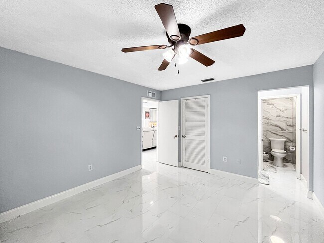 Building Photo - Beautifull 2-Bedroom End-Unit Villa in Palm Harbor!