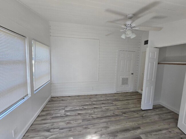 Building Photo - 301 S 7th St